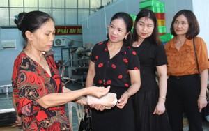 Chủ tịch Hội đồng mục vụ giáo xứ Vĩnh Hòa ở Nghệ An đưa một đặc sản đạt 4 sao OCOP