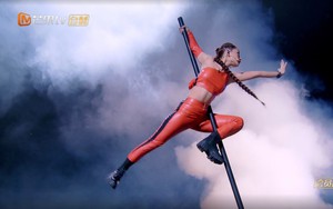 Chi Pu bị ngã từ trên cao xuống đất khi đang tập múa cột tại Đạp gió 2023