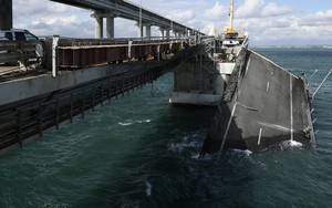 Nga bắn hạ tên lửa hành trình nhằm vào cầu Crimea, quan chức Ukraine thừa nhận tấn công cầu