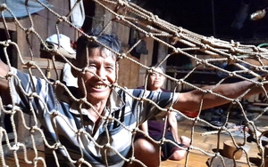 Một người Quảng Trị ở vùng này vẫn giữ tấm lưới bắt thú rừng, chính tay ông đan 10 ngày mới xong