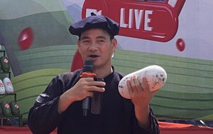 Nghệ sĩ Xuân Bắc - Tự Long livestream bán bí xanh thơm, chốt gần 10.000 đơn hàng, có đơn lên đến 5 tấn