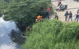 Phát hiện xe máy nhấp nhô dưới kênh ở quận Bình Tân, TP.HCM, nghi có người bị nạn
