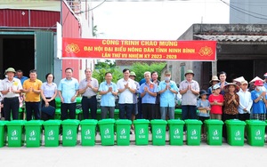 Hội Nông dân Ninh Bình tặng 100 thùng rác cho hội viên, nông dân xã Kim Mỹ, huyện Kim Sơn