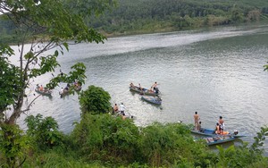 Lật ghe trên lòng hồ thuỷ điện, 1 em nhỏ tử vong, 1 người mất tích