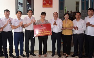 Hội Nông dân tỉnh Nam Định phối hợp với Agribank Nam Định hỗ trợ 200 triệu đồng cho 2 căn nhà 