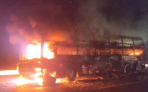 Thừa Thiên Huế: Xe khách chở hàng chục người cháy rụi trên cao tốc 