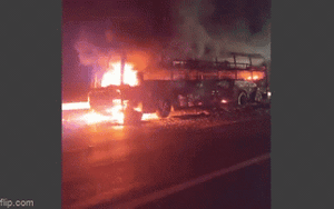 Clip NÓNG 24h: Xe khách bất ngờ bốc cháy khi đang chở 29 người tại Thừa Thiên - Huế 