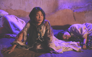 Nghệ sĩ Trà My bầm dập, trật khớp khi đóng vai ngạ quỷ trong phim Phật giáo do con trai đạo diễn