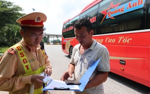 Hàng loạt xe khách vi phạm trên cao tốc Hà Nội - Lào Cai trong ngày đầu ra quân tổng kiểm soát 
