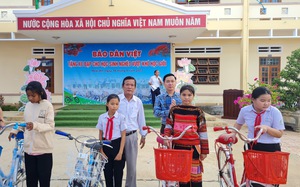Báo Dân Việt trao học bổng, xe đạp cho học sinh nghèo vượt khó tại Bình Định