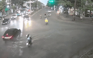 Clip NÓNG 24h: Chạy xe máy tốc độ cao, thanh niên đối đầu ô tô giữa ngã tư tại Thái Nguyên