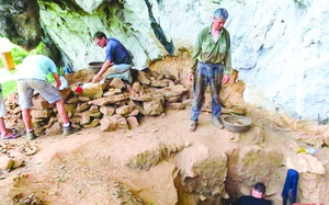 Một hang đá ở Thanh Hóa có tổ mối khổng lồ án ngữ, phát lộ mộ cổ gì mà khai quật khảo cổ 4 lần?