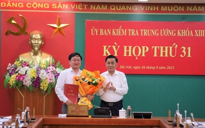 Trao quyết định của Bộ Chính trị cho Phó Chủ nhiệm Ủy ban Kiểm tra Trung ương Nguyễn Văn Quyết