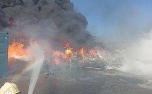 Cảng quan trọng của Nga bốc cháy dữ dội; nổ lớn rung chuyển thành phố Ukraine do Moscow kiểm soát