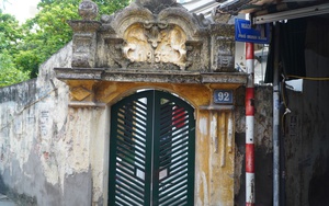 Chiếc cổng nhà 90 năm tuổi &quot;gồng mình&quot; tồn tại giữa trung tâm Hà Nội