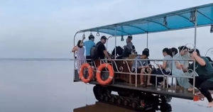 Thực hư "xe máy cày" đưa khách ra biển vô cực ở Thái Bình