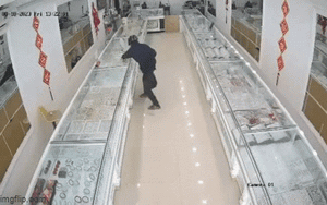 Clip NÓNG 24h: Kẻ cướp tiệm vàng liều lĩnh vung búa đập tủ kính trước mặt nhân viên 
