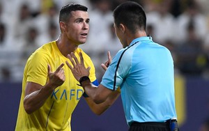 3 lần bị "cướp" phạt đền, Ronaldo hét thẳng vào mặt trọng tài