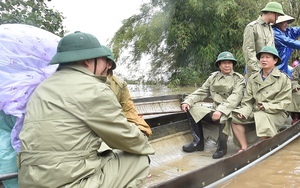 Phó Thủ tướng Lê Văn Thành và những hình ảnh kỷ niệm chuyến công tác vào vùng &quot;rốn lũ&quot;