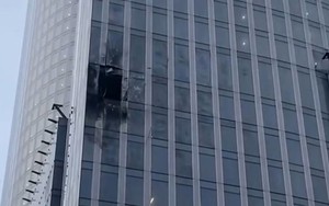 Ba máy bay không người lái Ukraine tấn công Moscow, một chiếc đâm vào tòa nhà trung tâm thương mại