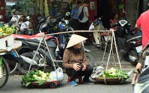 Chuyện về những gánh hàng rong mang nặng suy tư trên phố cổ Hà Nội