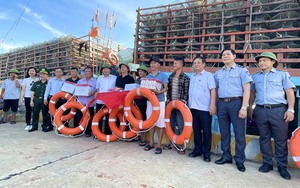 Bộ trưởng Lê Minh Hoan chúc mừng ngư dân Quảng Bình có những chuyến biển trúng đậm vụ cá