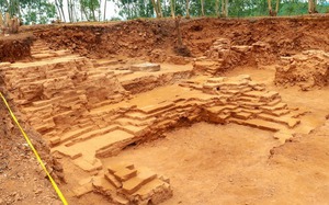Xuất lộ nền móng kiến trúc đồ sộ, hiện vật cổ thuộc văn hóa Champa ở một thôn của Bình Định
