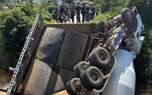 Cầu sắt Tà Năng 2 ở Lâm Đồng sập lần thứ 2, xe bồn trộn bê tông bị lật xuống suối