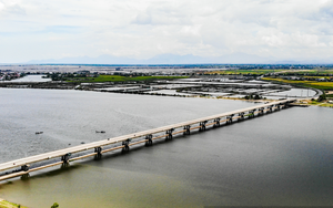 Ảnh ấn tượng tuần: Đập ngăn mặn giữ ngọt ở Huế và cây cầu nối liền Nghệ An - Hà Tĩnh