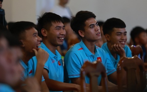 Đinh Xuân Tiến cùng các đồng đội hớn hở xem lại khoảnh khắc ghi bàn tại giải U23 Đông Nam Á 2023