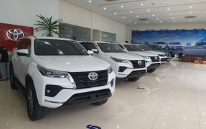 Giá xe Toyota Fortuner lăn bánh tháng 8/2023: Giảm "sốc" để đấu Ford Everest