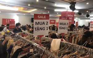 Biển người chen nhau mua quần áo giảm giá tới 90% ở Sài Gòn