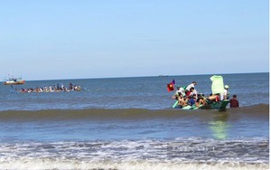 Xem làng ngư dân 380 tuổi ở Quảng Bình cưỡi thuyền, đạp sóng luyện tập hẹn ngày &quot;giao tranh&quot; tại Hội đua thuyền 2/9