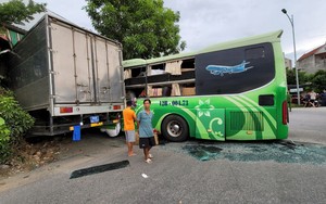 Thanh Hoá: Xe tải, xe khách va chạm nhau rồi lao sập nhà xưởng