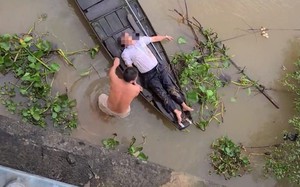Ô tô lao xuống sông Đồng Nai, tài xế được người dân cứu sống