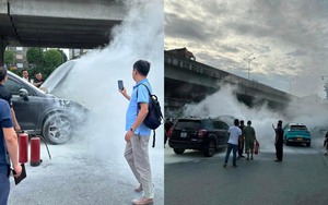 Hà Nội: Ô tô 7 chỗ bất ngờ bốc cháy ở ngã tư Khuất Duy Tiến - Nguyễn Trãi