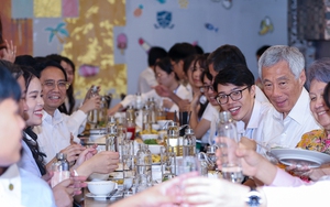 Hai Thủ tướng Việt Nam - Singapore gặp gỡ, ăn trưa với sinh viên