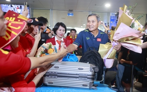 HLV Mai Đức Chung và ĐT nữ Việt Nam được NHM chào đón khi về nước