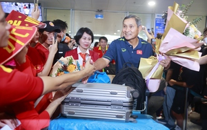 HLV Mai Đức Chung nói gì khi về đến sân bay Nội Bài?