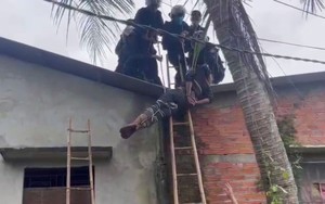 Tiếp cận đối tượng nghi “ngáo đá” trên mái nhà, một sĩ quan công an ở Tiền Giang bị té, chấn thương nặng