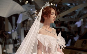 Vợ mới cưới của Hồ Quang Hiếu gây sốt khi trình diễn váy cưới dài 60m