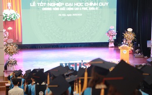 Gần 800 sinh viên có hành động bất ngờ trong lễ trao bằng tốt nghiệp Trường ĐH Kinh tế Quốc dân