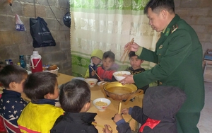 Cán bộ biên phòng hết lòng với trẻ em dân tộc Mông