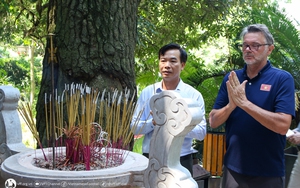 HLV Troussier cùng U23 Việt Nam dâng hương tưởng niệm các Vua Hùng