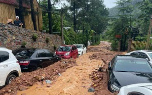 Sóc Sơn (Hà Nội): Nhiều ô tô bị đất đá vùi lấp sau cơn mưa lớn