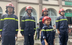 30 cảnh sát phòng cháy chữa cháy đến bệnh viện giúp cậu bé ung thư làm lính cứu hoả
