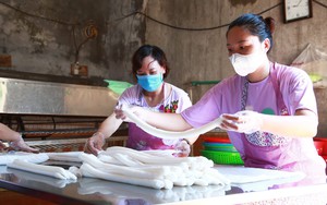 Làm bánh gật gù đặc sản Quảng Ninh, ông nông dân sử dụng công nghệ gì mà nhàn tênh?