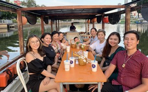 Tour trên sông Sài Gòn gây sốt, tàu nhà hàng kín chỗ