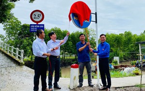 Thanh niên góp sức, nhiều tuyến đường quê ở Hưng Yên, Nghệ An được thắp sáng bằng năng lượng mặt trời