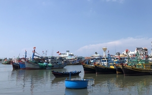 Thi thể một người đàn ông được tàu cá vớt cách bờ biển Bình Thuận hơn 42 hải lý
